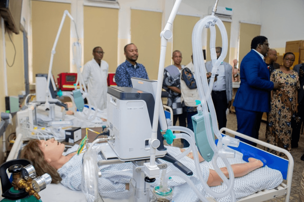 Ventilator and oxygen therapy training setup with healthcare professionals observing